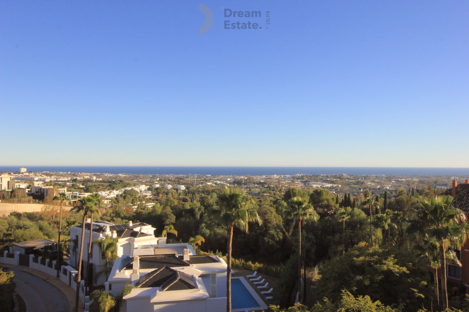 Ruim penthouse met 3 slaapkamers en panoramisch uitzicht op zee in Monte Halcones, Benahavis. foto 7