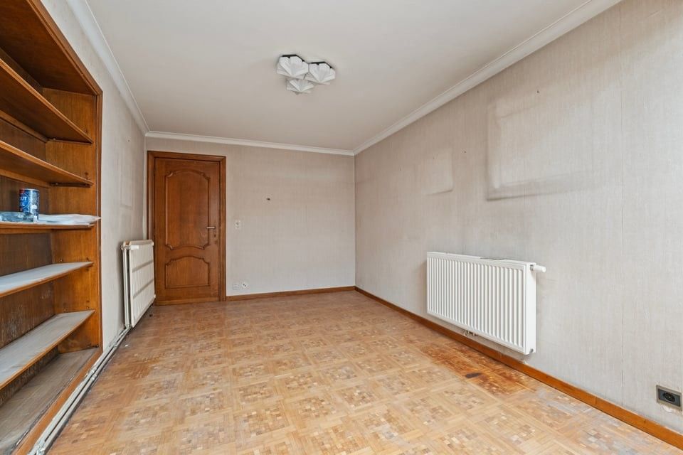 TE RENOVEREN APPARTEMENT MET 2 SLKS IN HET CENTRUM VAN SINT-TRUIDEN foto 7