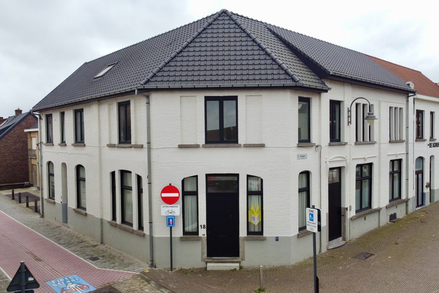 Ruime gerenoveerde woning met 3 slaapkamers in centrum Zingem! foto {{pictureIndex}}