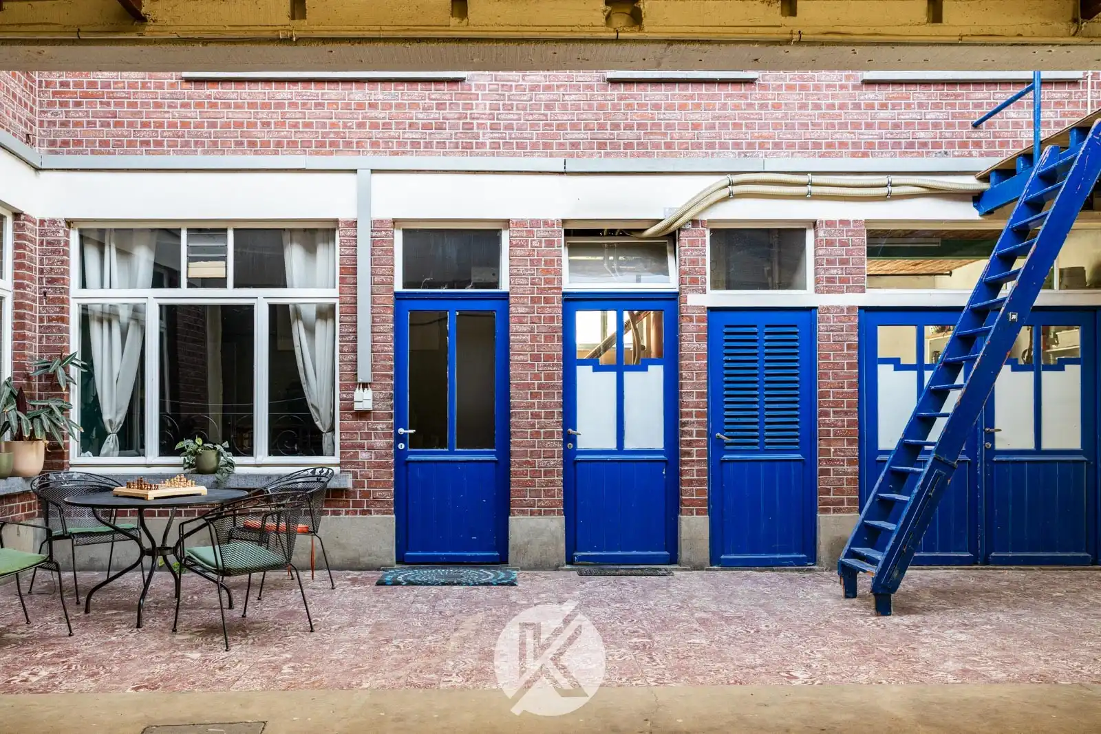 Ruime woning met polyvalente bijgebouwen foto 21