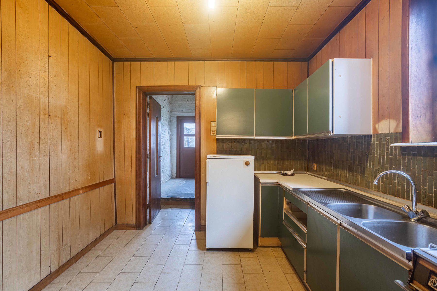 TE RENOVEREN RIJWONING MET TUIN EN GARAGEBOXEN foto 9