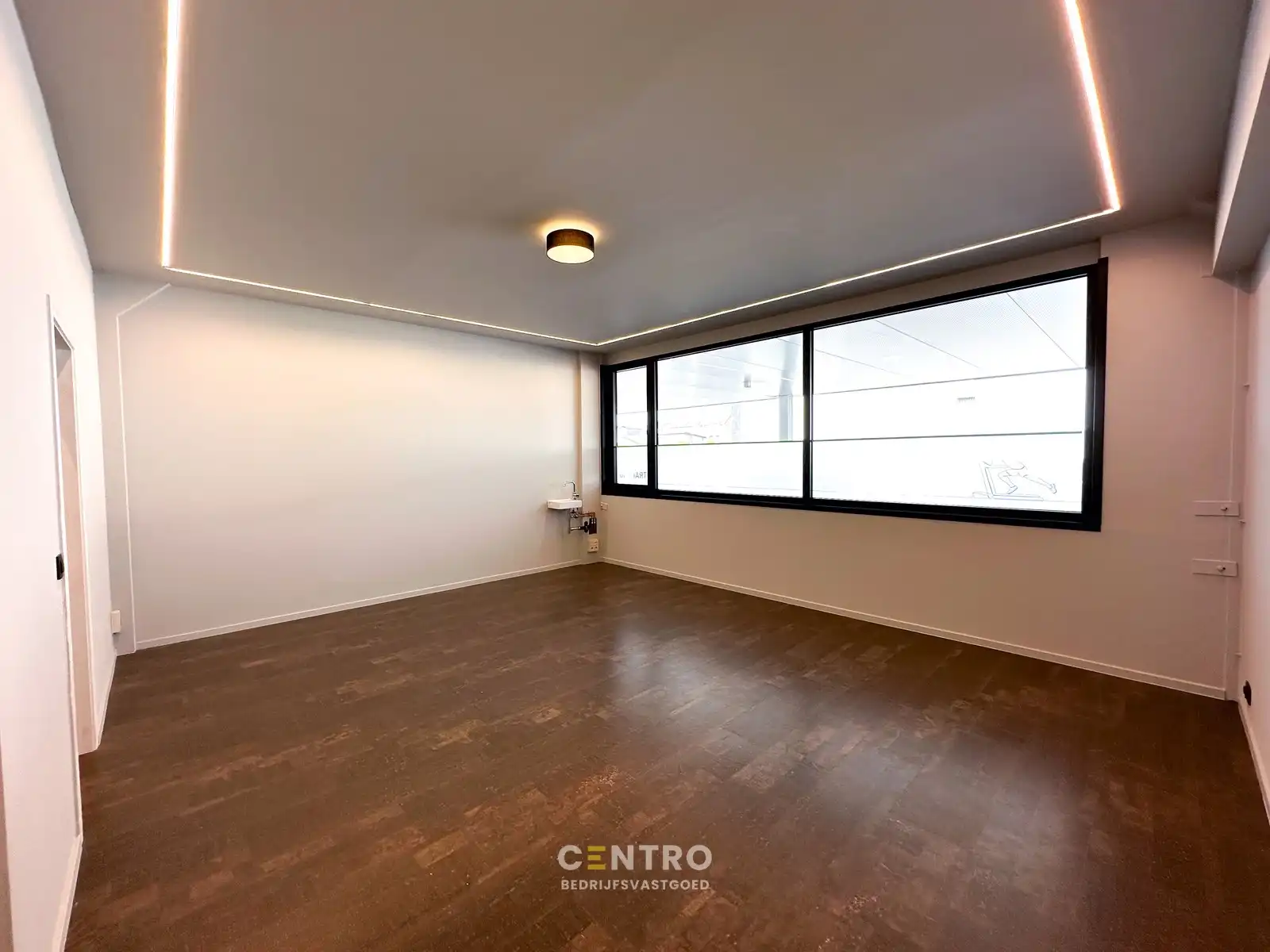 INSTAPKARE praktijkruimte met gemeenschappelijke faciliteiten (receptie, wachtzaal, parking,...) voor medisch of paramedisch beroep ! foto 8