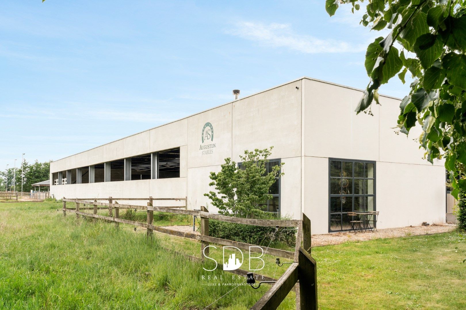 Prachtige villa met hippische accommodatie en graslanden op +/- 23 ha foto 32