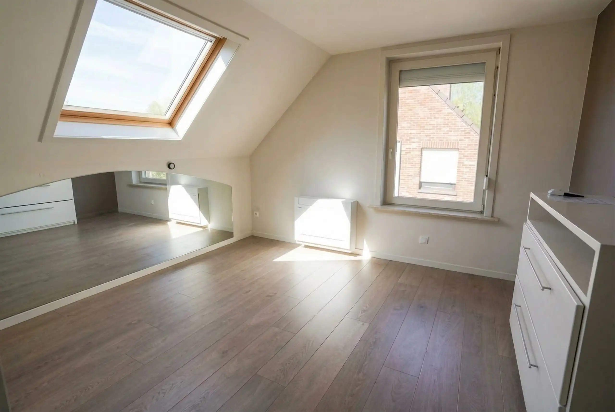 Prettig gelegen halfopen woning met garage en tuin foto 18