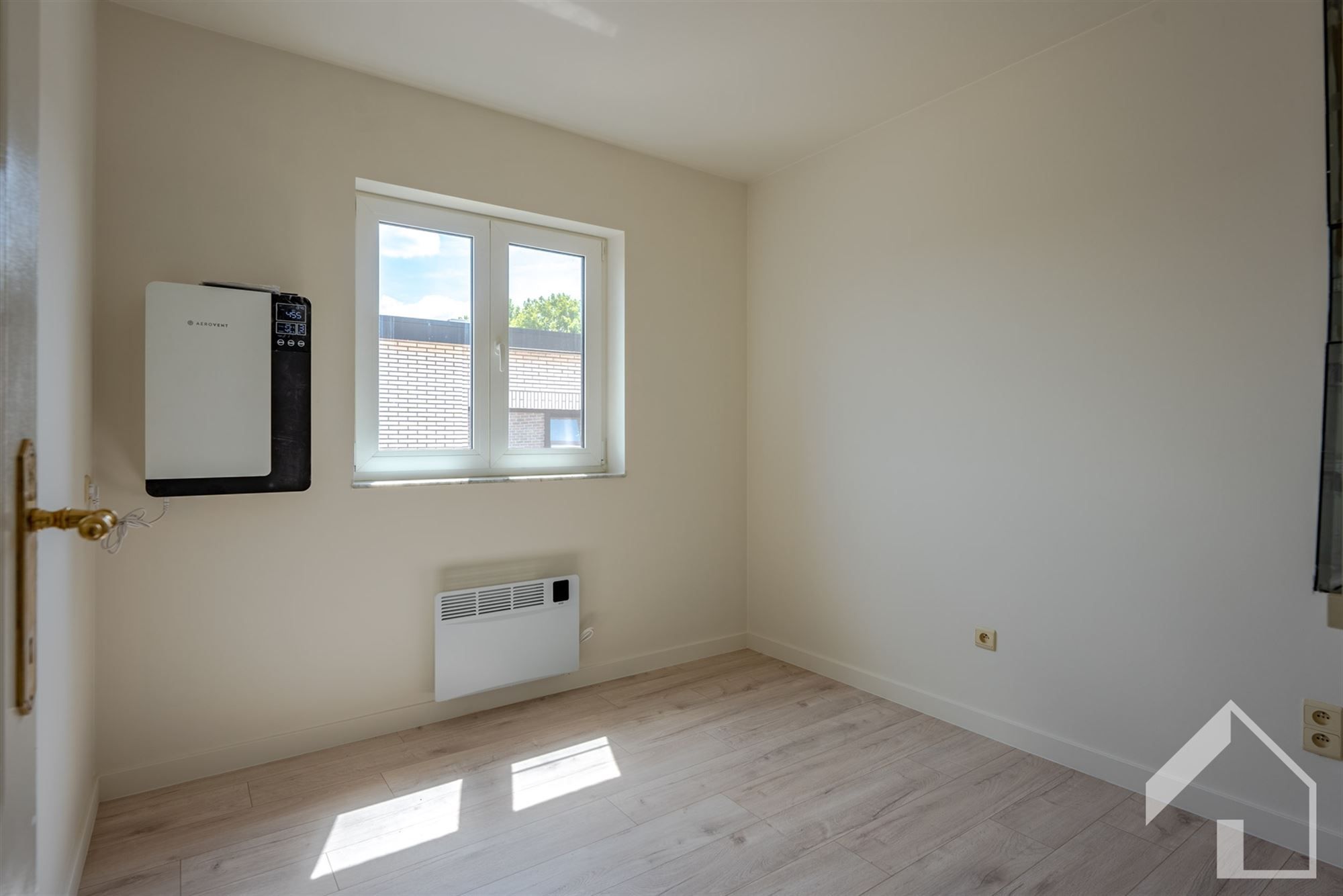 Gerenoveerd 2-slaapkamerappartement met garage foto 10