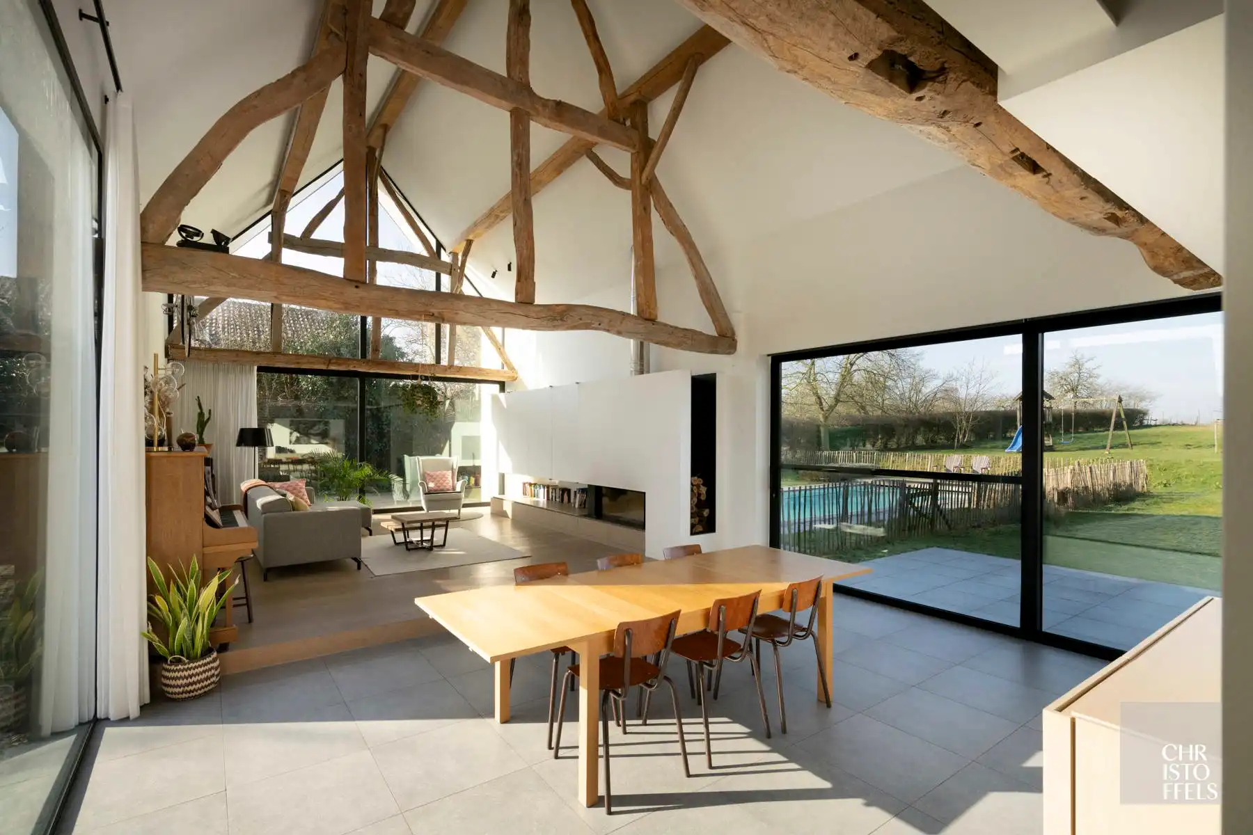 Exclusieve vierkantshoeve met buitenzwembad en vrij uitzicht op perceel van 3.213m² foto 2