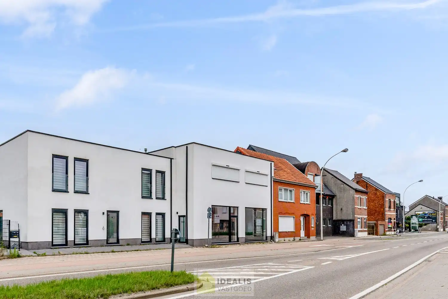 IDEALIS VASTGOED - HANDELSRUIMTE MET TAL VAN MOGELIJKHEDEN OP EEN TOPLOCATIE NABIJ HET CENTRUM VAN HEPPEN (LEOPOLDSBURG)! Dit handelspand van +- 90m² is gelegen langs de Diestersteenweg waardoor het een toplocatie is om handel te drijven met parkeergelegenheid achter het pand. Gemakkelijk te bereiken te voet, per auto én openbaar vervoer en gelegen op een absolute zichtlocatie langs een drukke doorgansweg en nog volledig naar eigen smaak af te werken en in te richten! foto 5