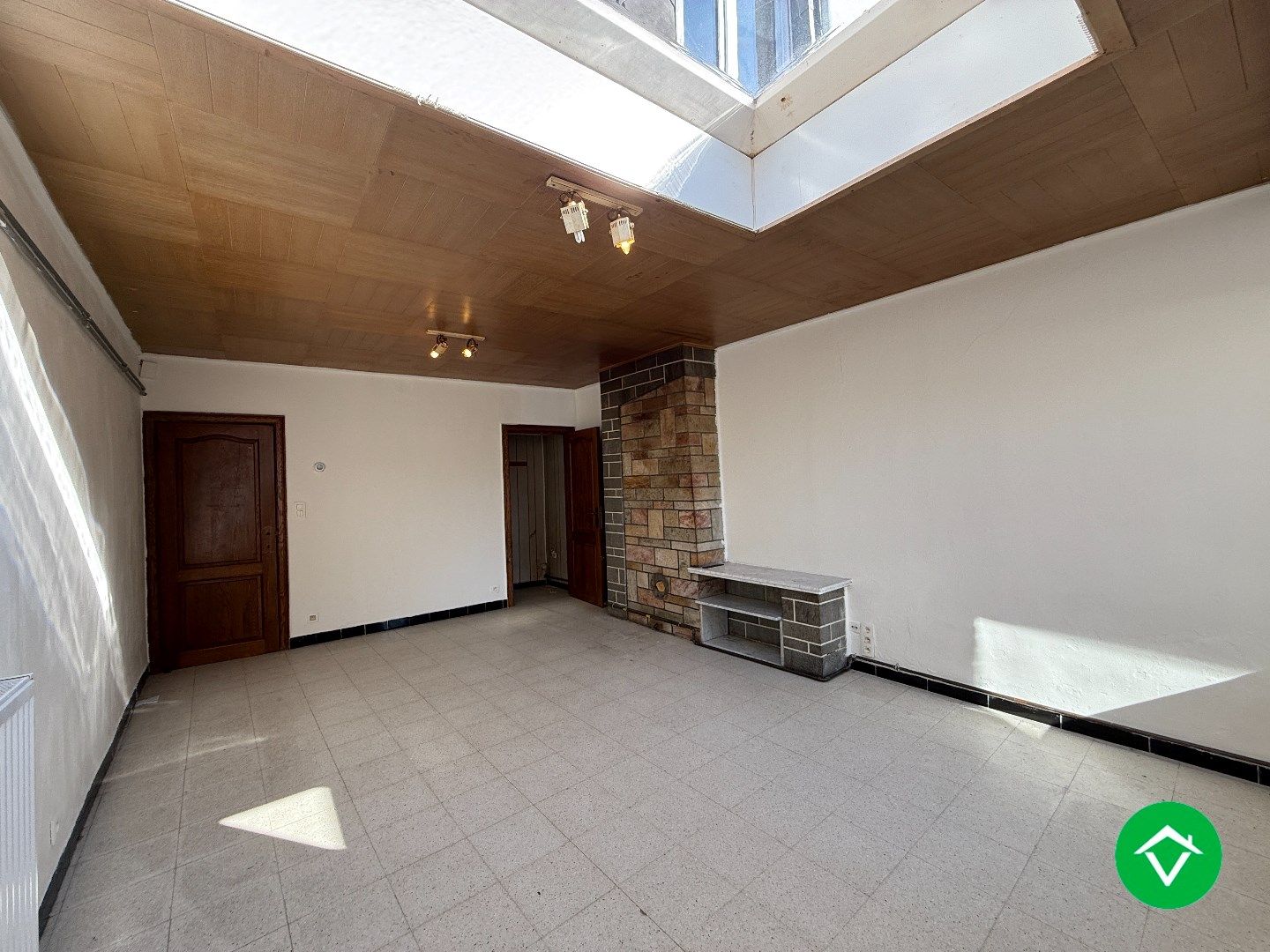Instapklare rijwoning met 2 slaapkamers, zolder en koer in centrum Roeselare foto 5
