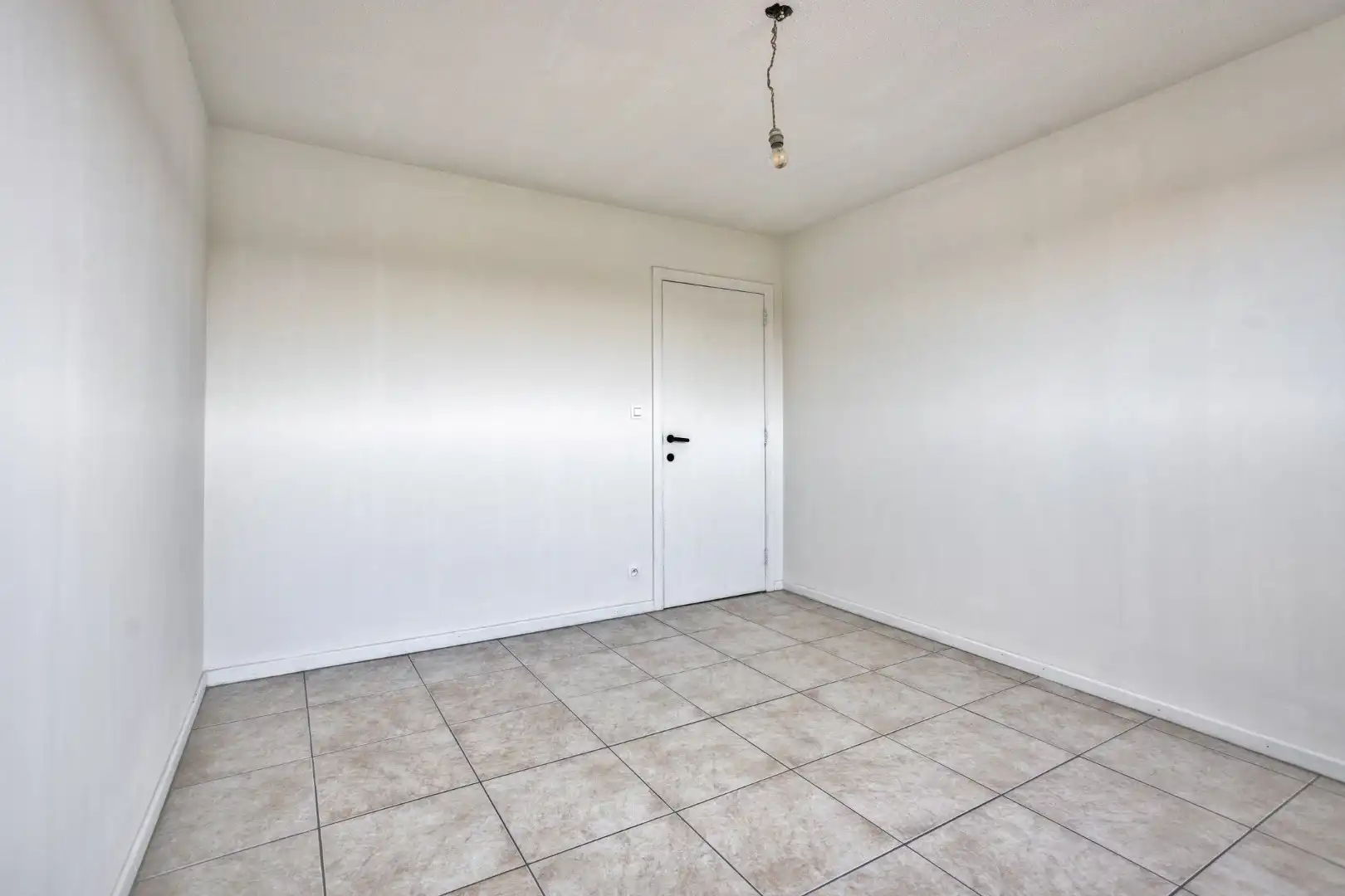 Ruim appartement met bovenliggende studio en garage foto 12