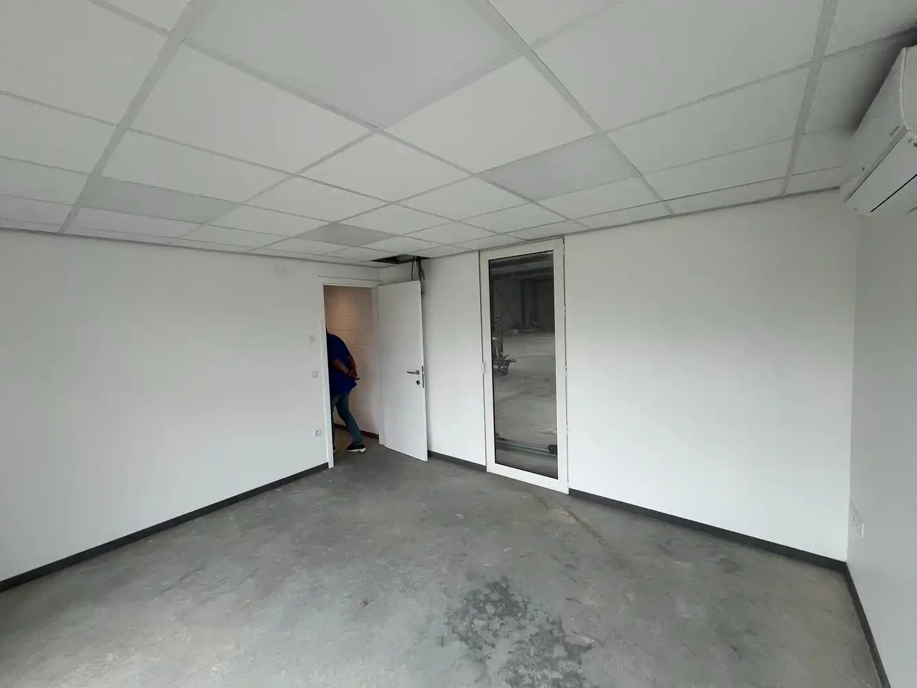 Bedrijfsgebouw met grond foto 12