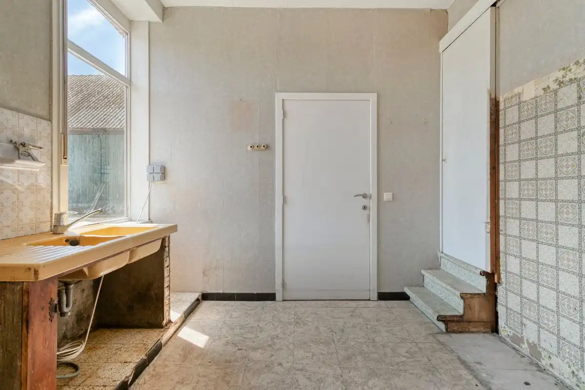 Te renoveren hoeve met landbouwgrond te koop in Wervik!  foto 6