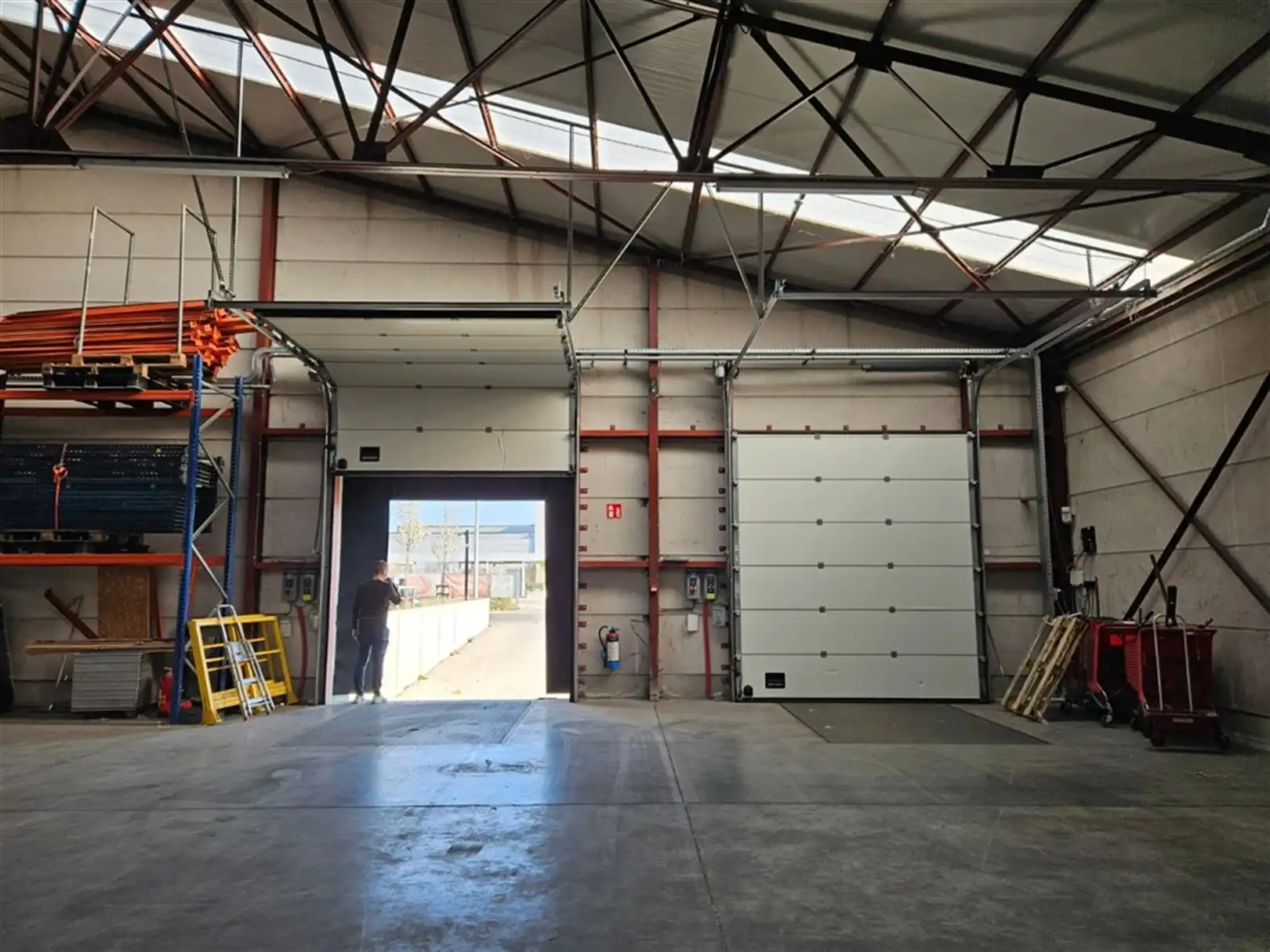 Magazijn met laadkades en kantoren foto 11