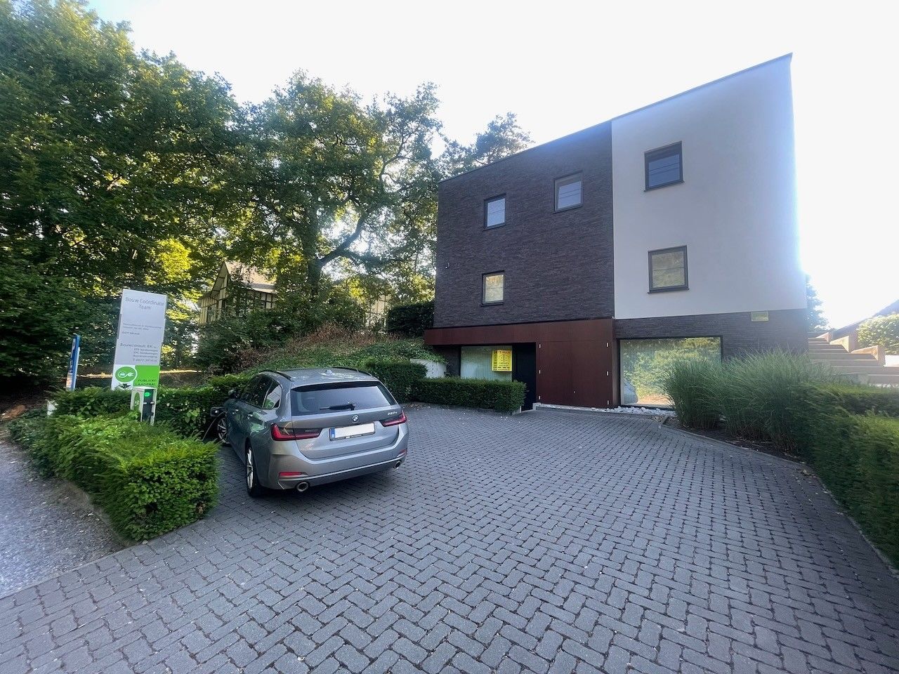 Genk, Winterslagstraat 89/1: Instapklare, bemeubelde bureelruimte incl. parking vlakbij het centrum. foto {{pictureIndex}}