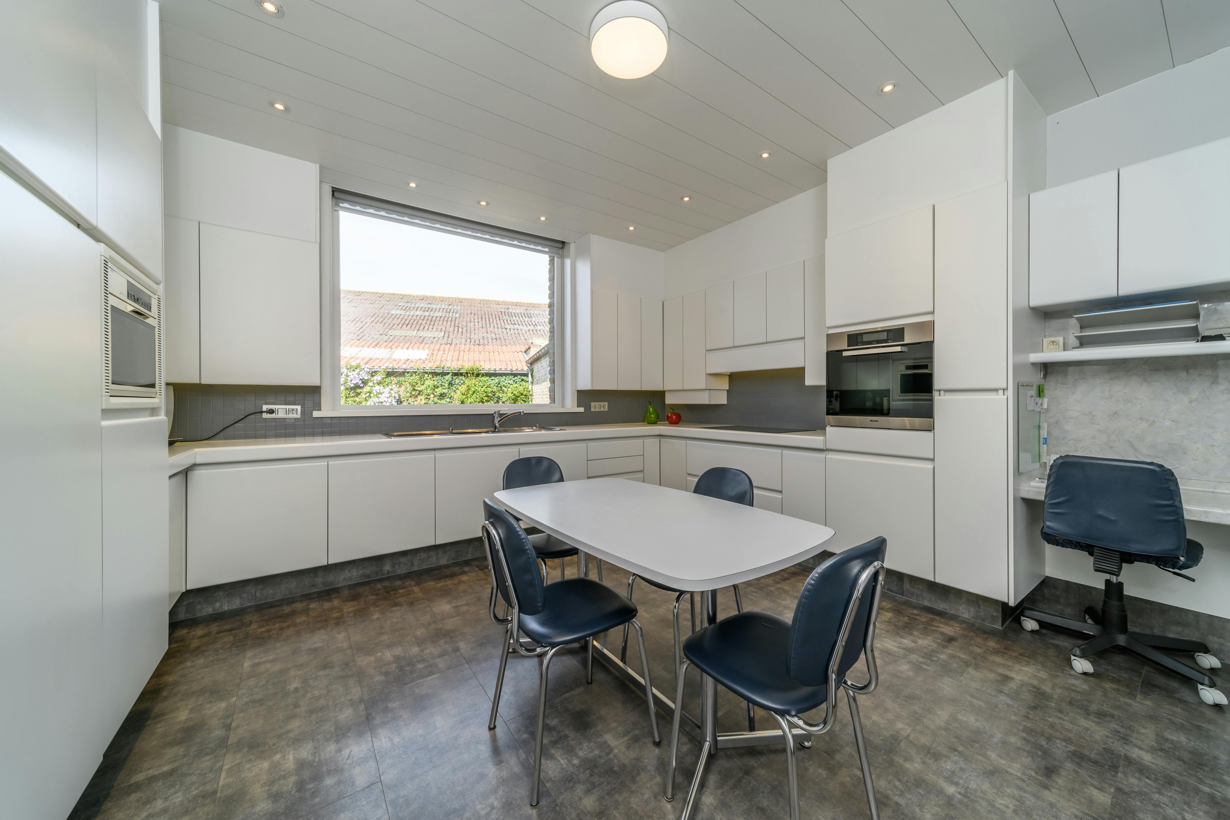 Herenhuis met ruime garage te koop in Izenberge. foto 5