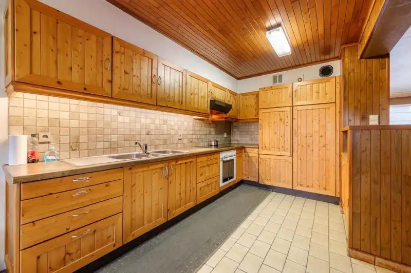 Te renoveren, rustige gelegen halfopen woning met 3 slaapkamers, garage en tuin te koop in Sint-Baafs-Vijve! foto 8