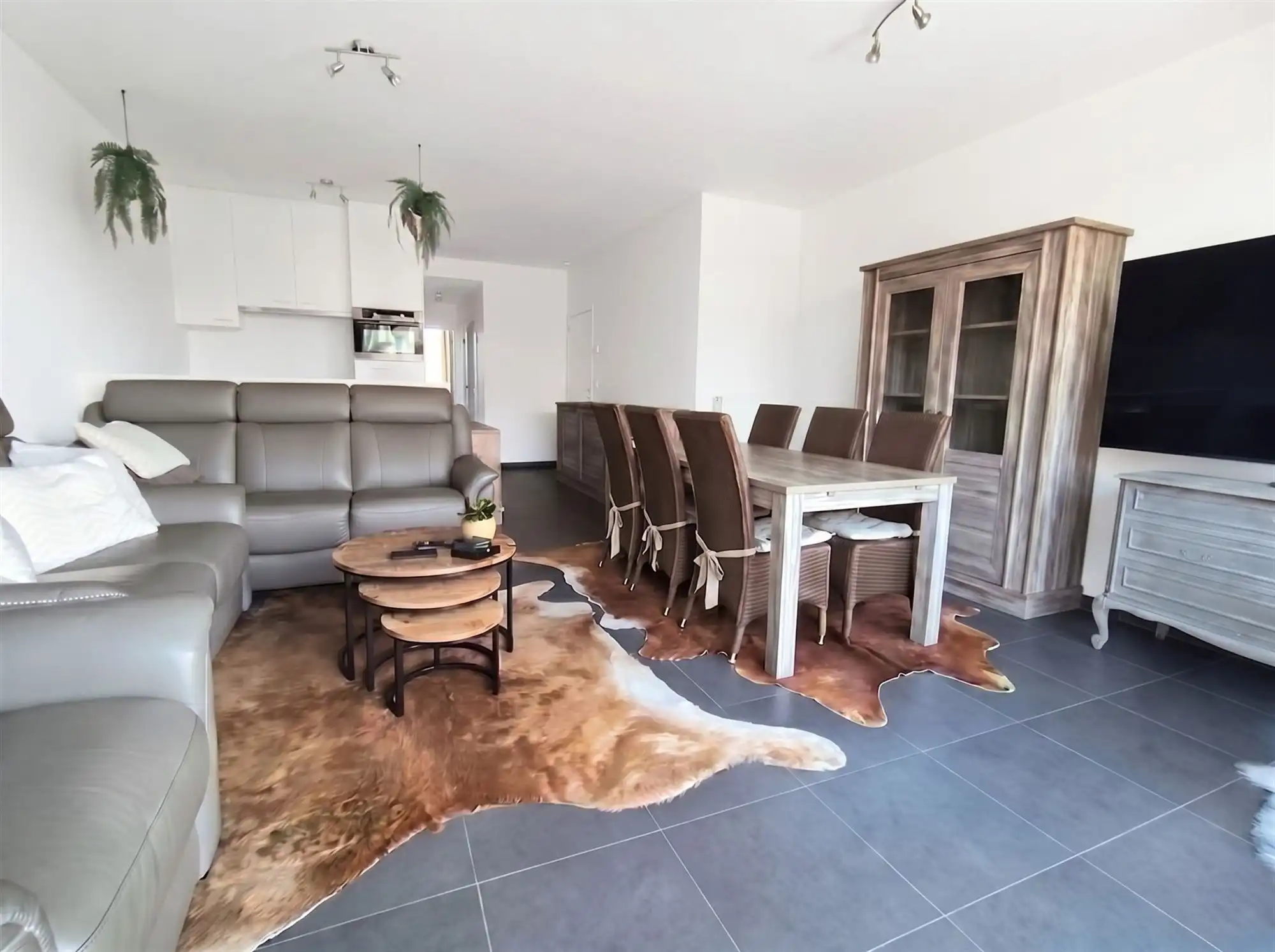 Recent appartement met 2 slaapkamers en terras.  foto 4