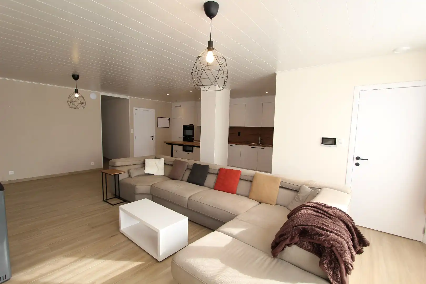 GELIJKVLOERS APPARTEMENT - VOLLEDIG VERNIEUWD foto 3