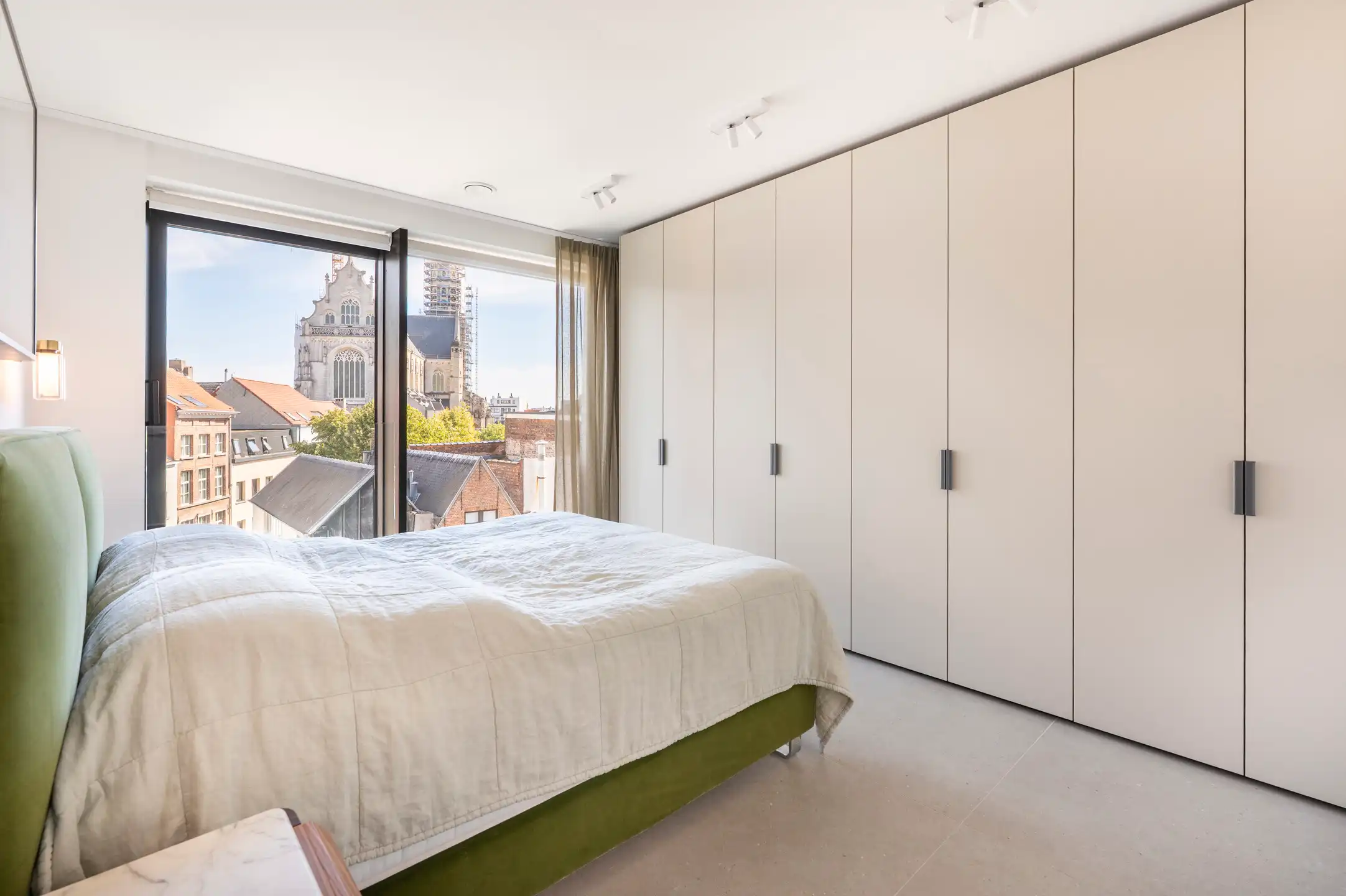 ANTWERPEN - Tijdloos en klassevol aan de Scheldekaaien foto 10