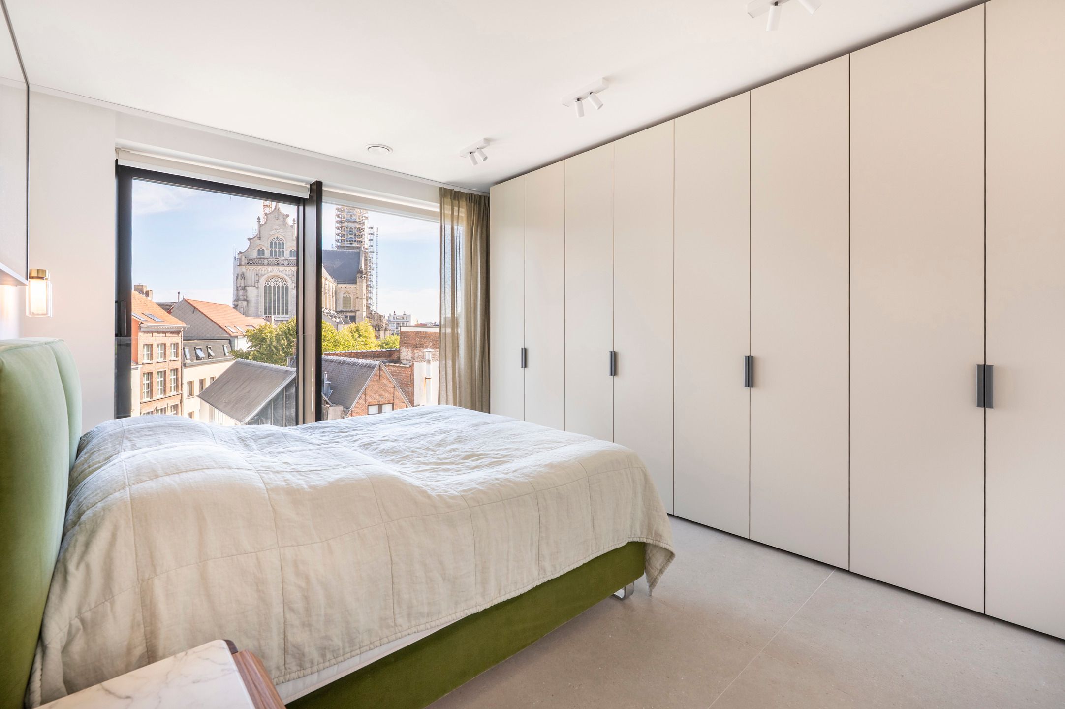 ANTWERPEN - Tijdloos en klassevol aan de Scheldekaaien foto 10