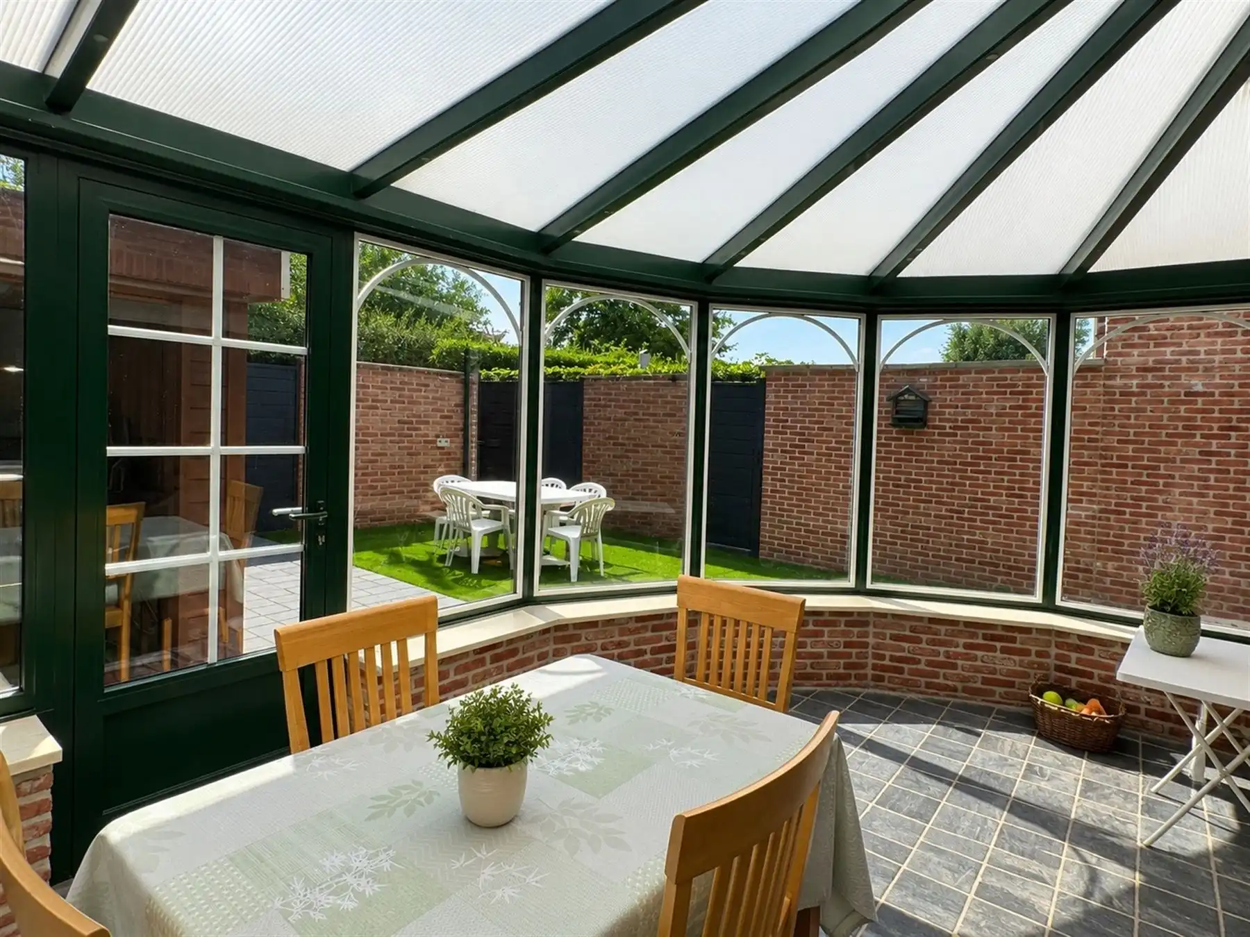 Recente woning met drie ruime slaapkamers en garage foto 9
