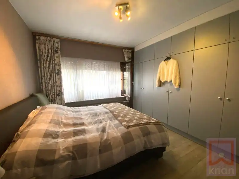 Ruime woning met tuin, 2 grote garages en kelder op grond groot 688m² foto 13