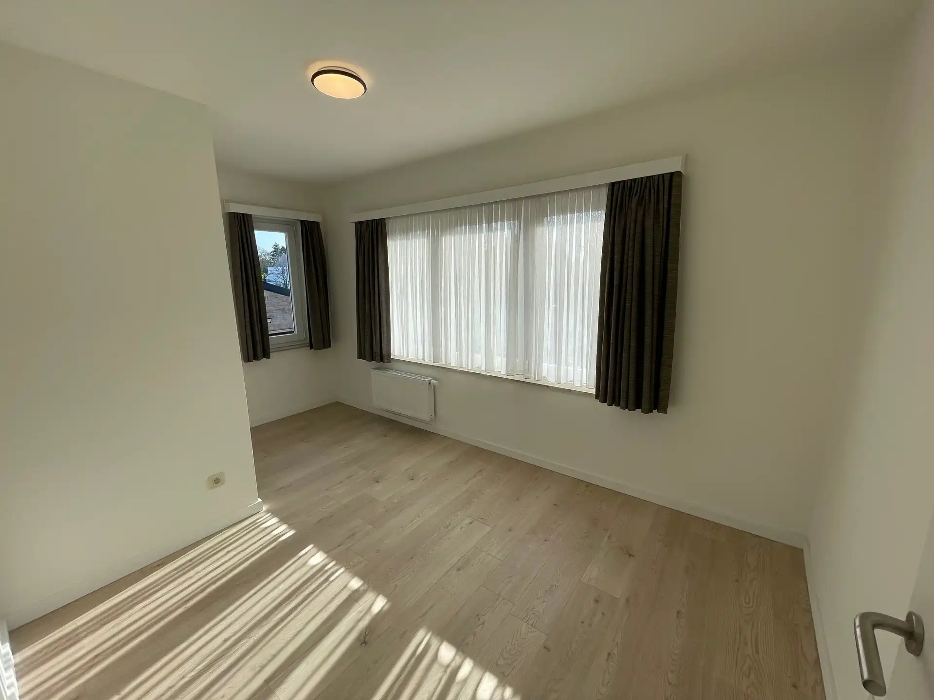 Gunstig gelegen totaal gerenoveerde woning met ruim magazijn. foto 20