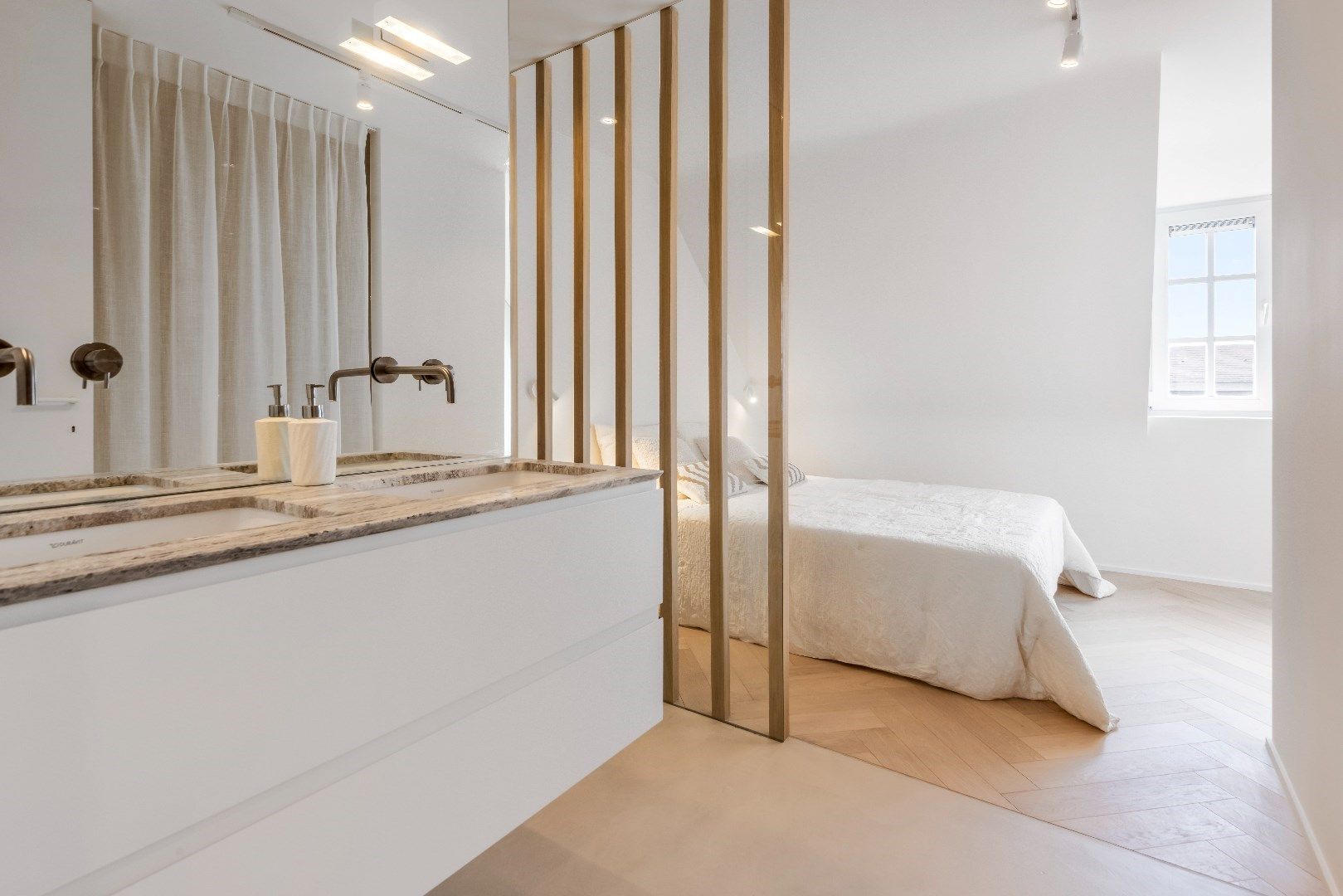 Instapklaar, totaal gerenoveerd doorzon duplex dakappartement met twee zonneterrassen foto 17