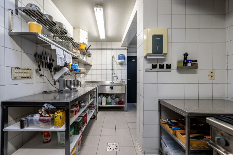 Commercieel handelspand met bovenliggende woonst op de Markt van Ingelmunster foto 11