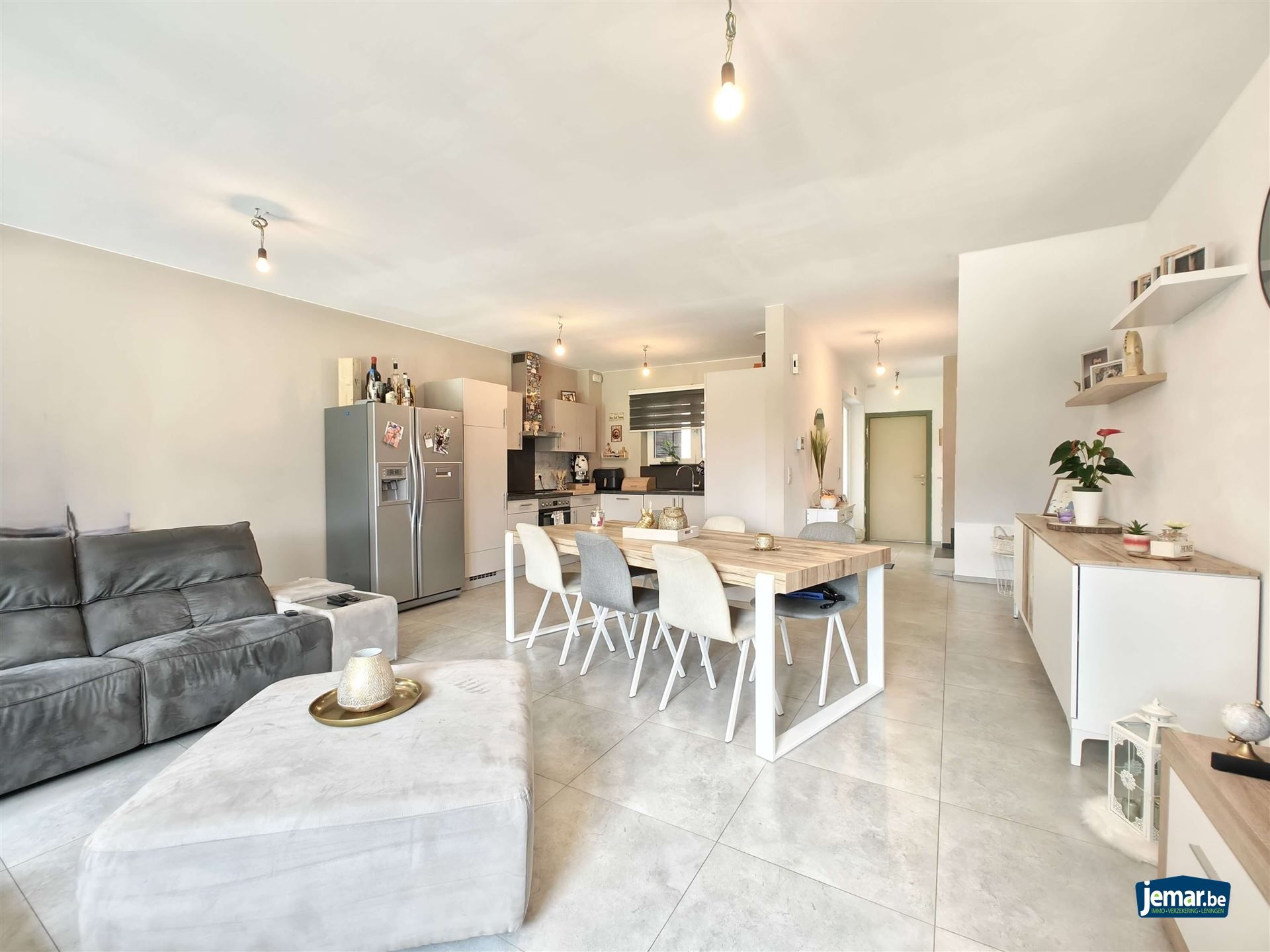 Woning met 5 slaapkamers, 2 badkamers en een grote garage foto 8