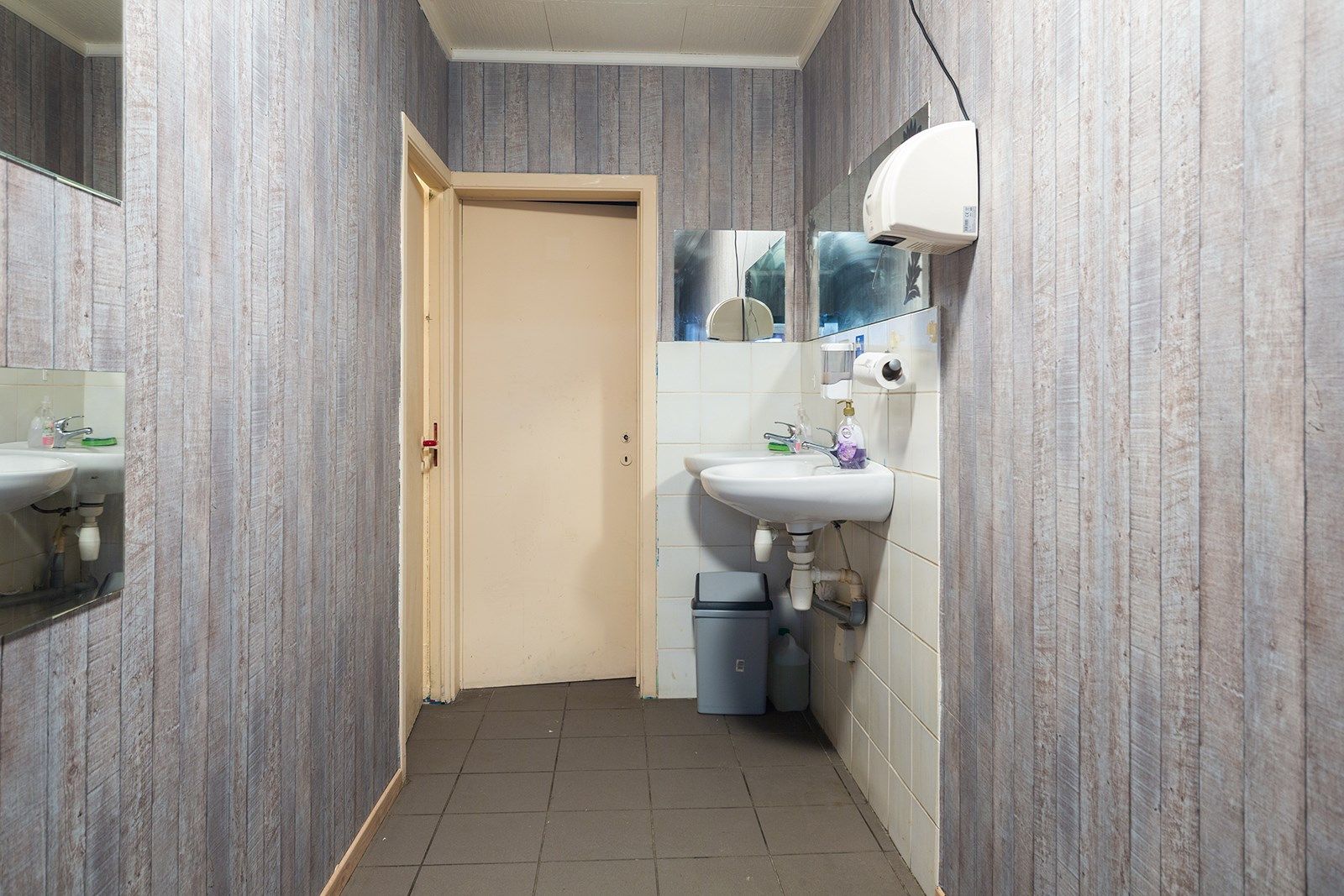 Handelspand met duplex appartement en garage op toplocatie foto 11