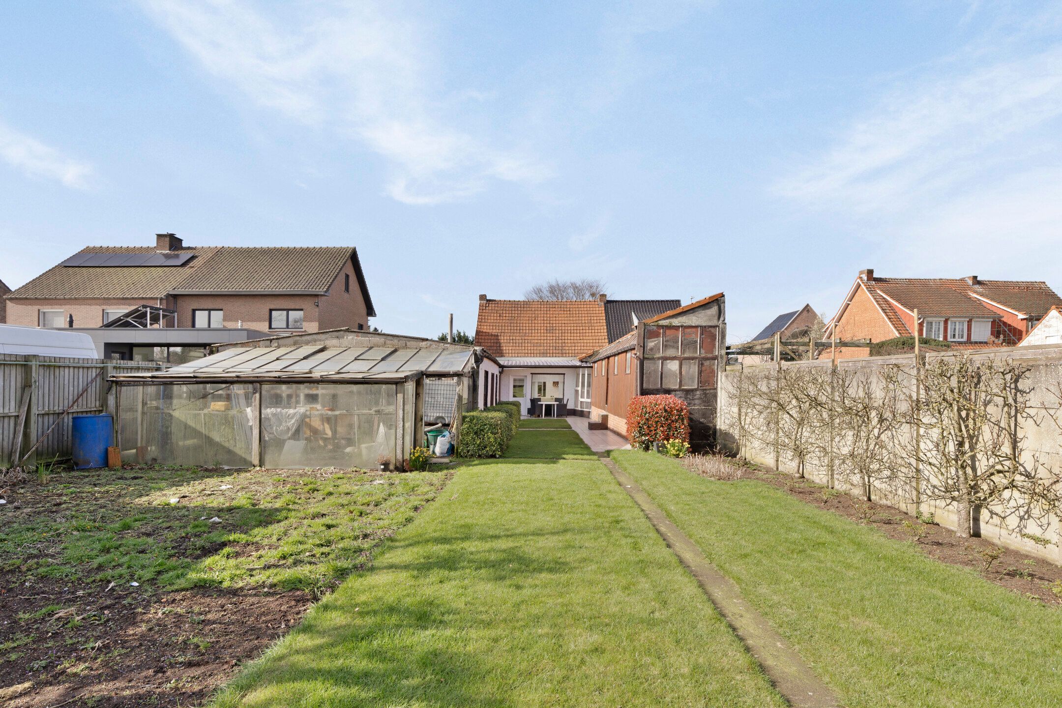 Te renoveren woning met grote garage/werkplaats op 941m² foto 32