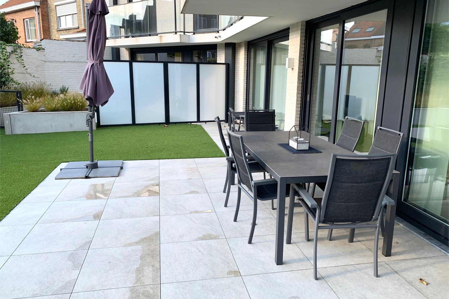 Recent en zonnig gelijkvloers appartement met terras en grote tuin (kunstgras) foto 14