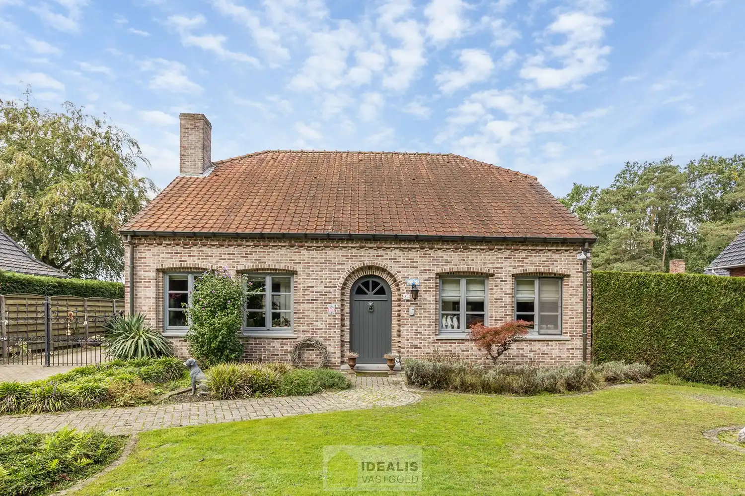 IDEALIS VASTGOED – INSTAPKLARE EENGEZINSWONING MET 4 SLAAPKAMERS EN EEN BEWOONBARE OPPERVLAKTE VAN +- 195M² OP EEN PERCEEL VAN +- 9A 20CA IN KLEINE-BROGEL (PEER). De woning is gelegen vlak bij de dorpskern van het gezellige kleine-Brogel en op enkele minuten verwijderd van de centra van Peer, Kaulille, Bocholt en Pelt. Ideaal voor zij die op zoek zijn naar een ruime instapklare woning met 4 slaapkamers!! foto 4