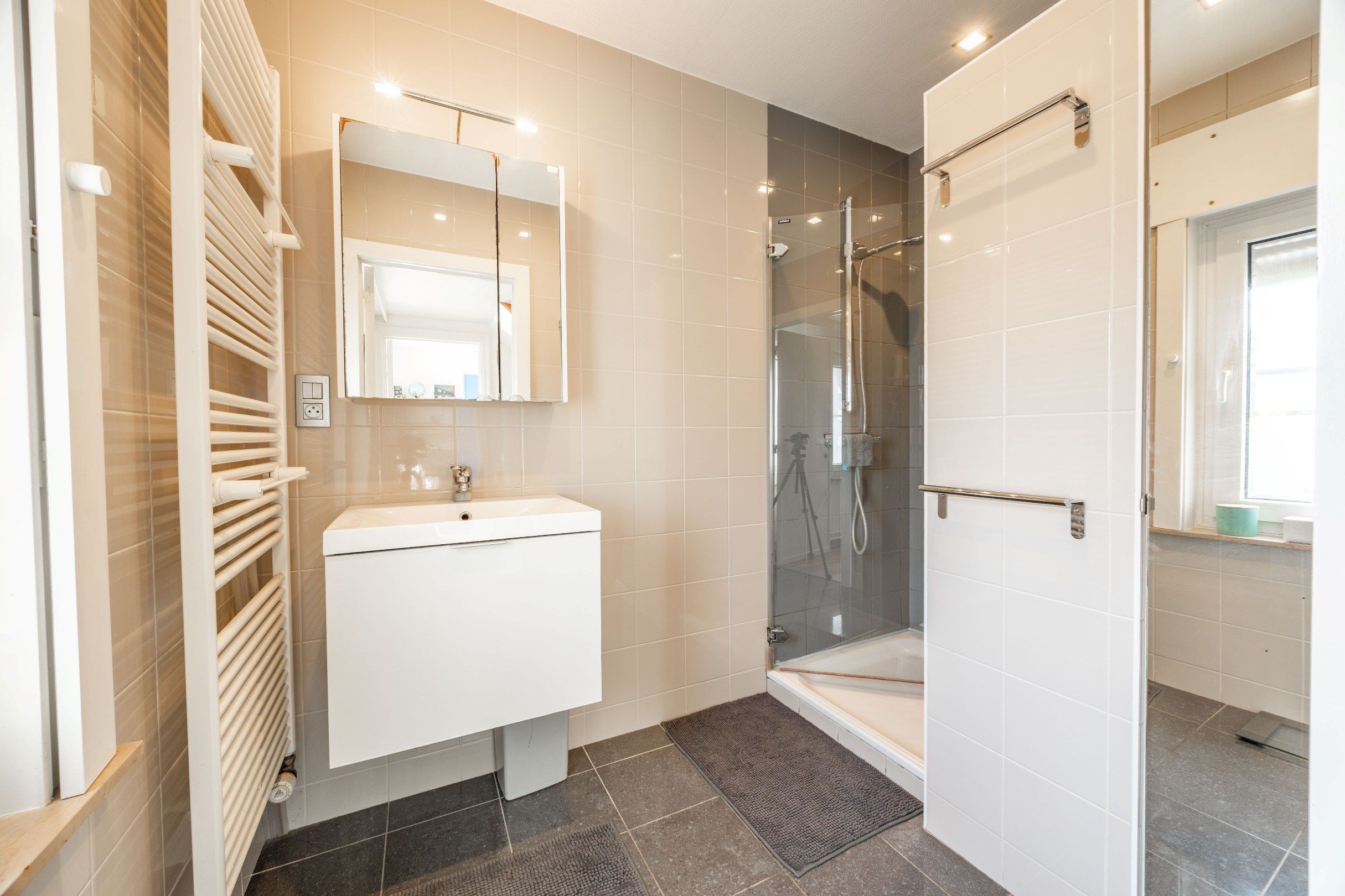 Gerenoveerde woning met garage foto 22