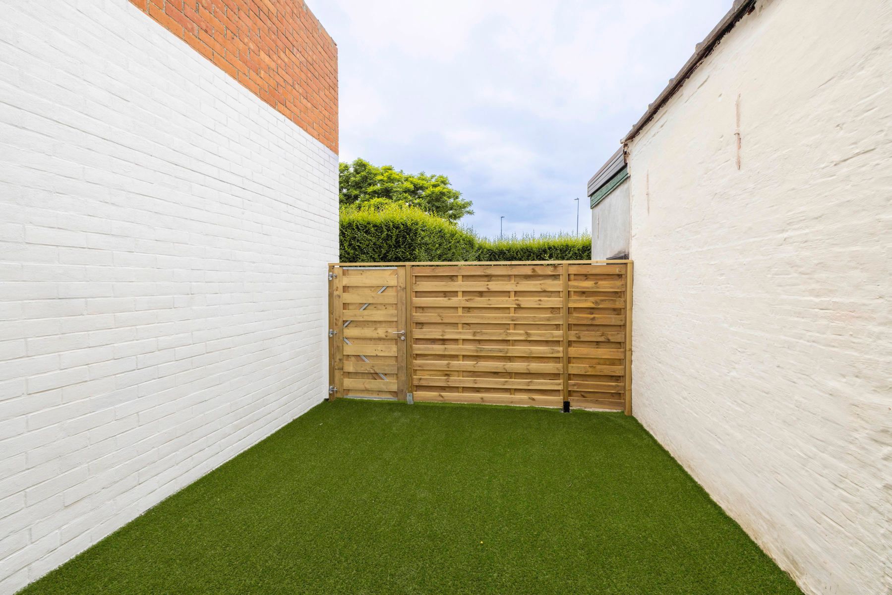 Gerenoveerde woning met 3 slpk, tuin en parking foto 9