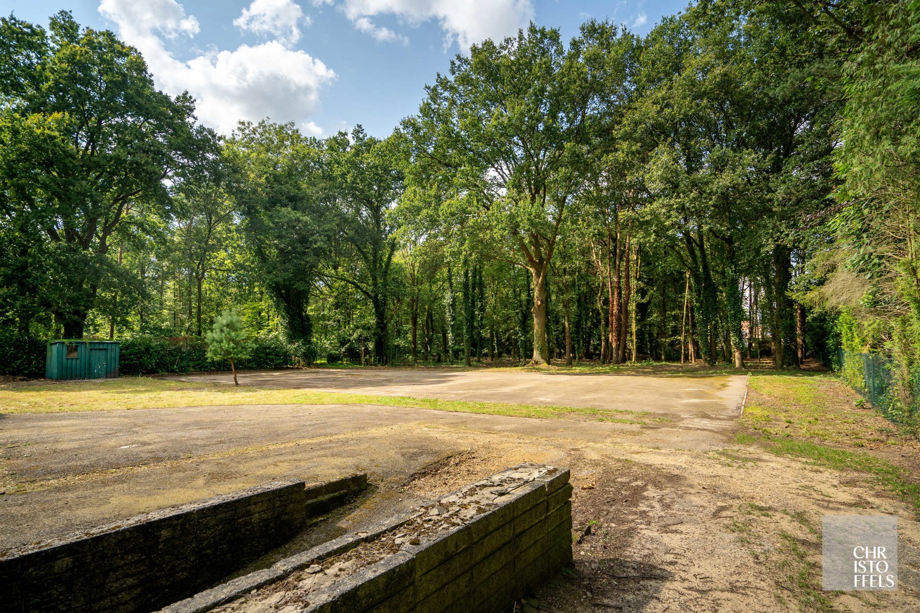 Deels gerenoveerde laagbouwvilla, residentieel gelegen in de bossen op een uitgestrekt perceel van 3.981m² foto 5
