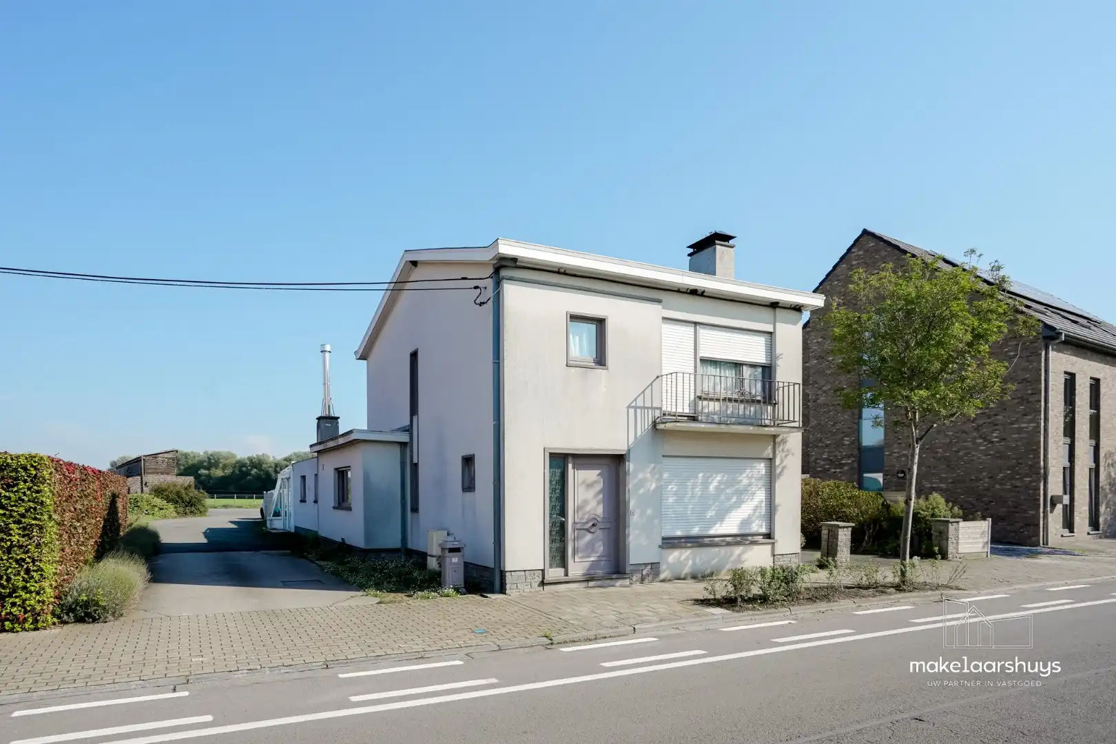 Hoofdfoto van de publicatie: Ruime open bebouwing  met 3 slaapkamers,  bijgebouwen en parkeerplaatsen