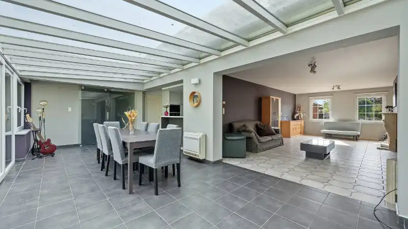Villa van 265m² op 15 are met kantoor-praktijkruimte van 25m² en 3 slaapkamers foto 12