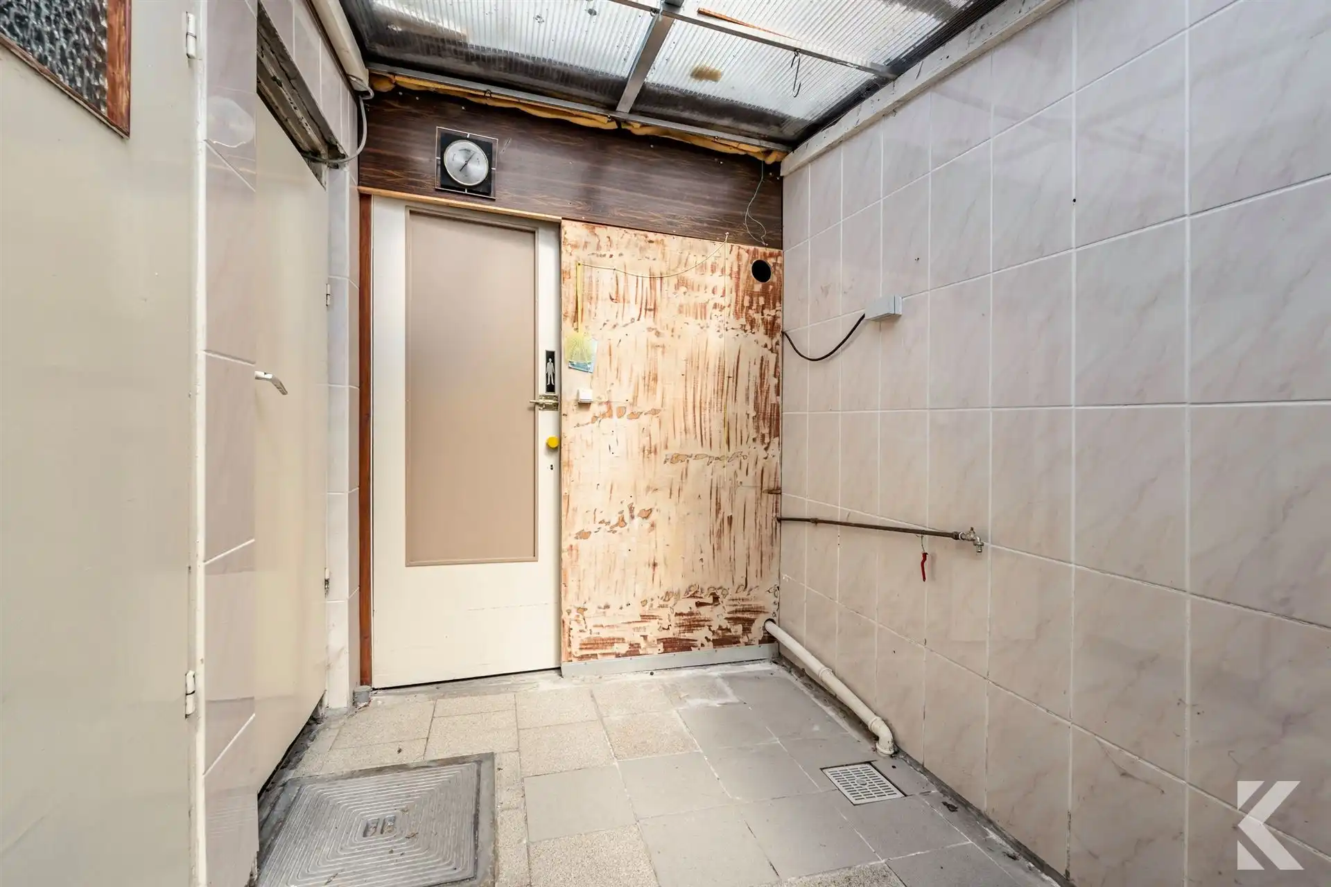 Te renoveren woning met veel potentieel en ruime zolder foto 6