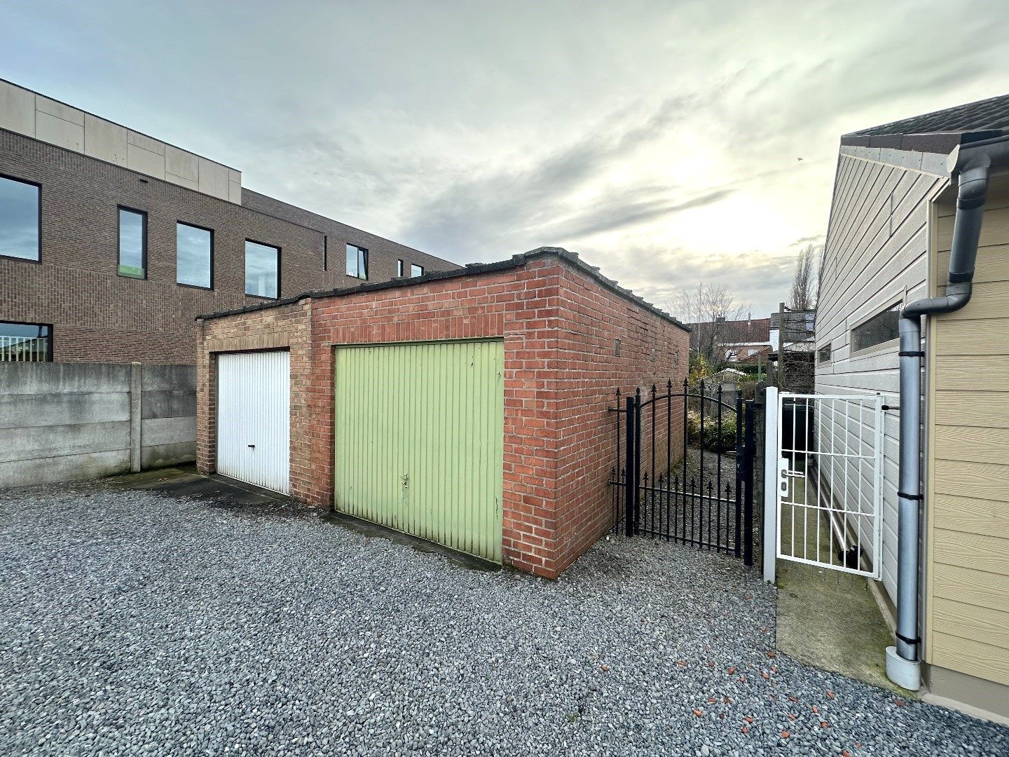 Rijwoning met garage en uitweg te koop in het centrum van Stasegem! foto 15
