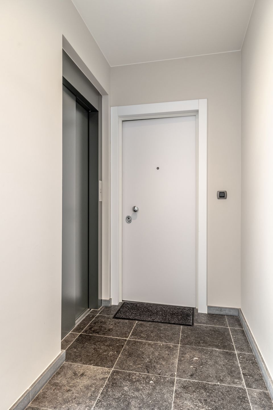 Ruim duplex-penthouse met 4 slpk, 2 (dak) terrassen en vrij uitzicht te Hoogstraten! foto 4