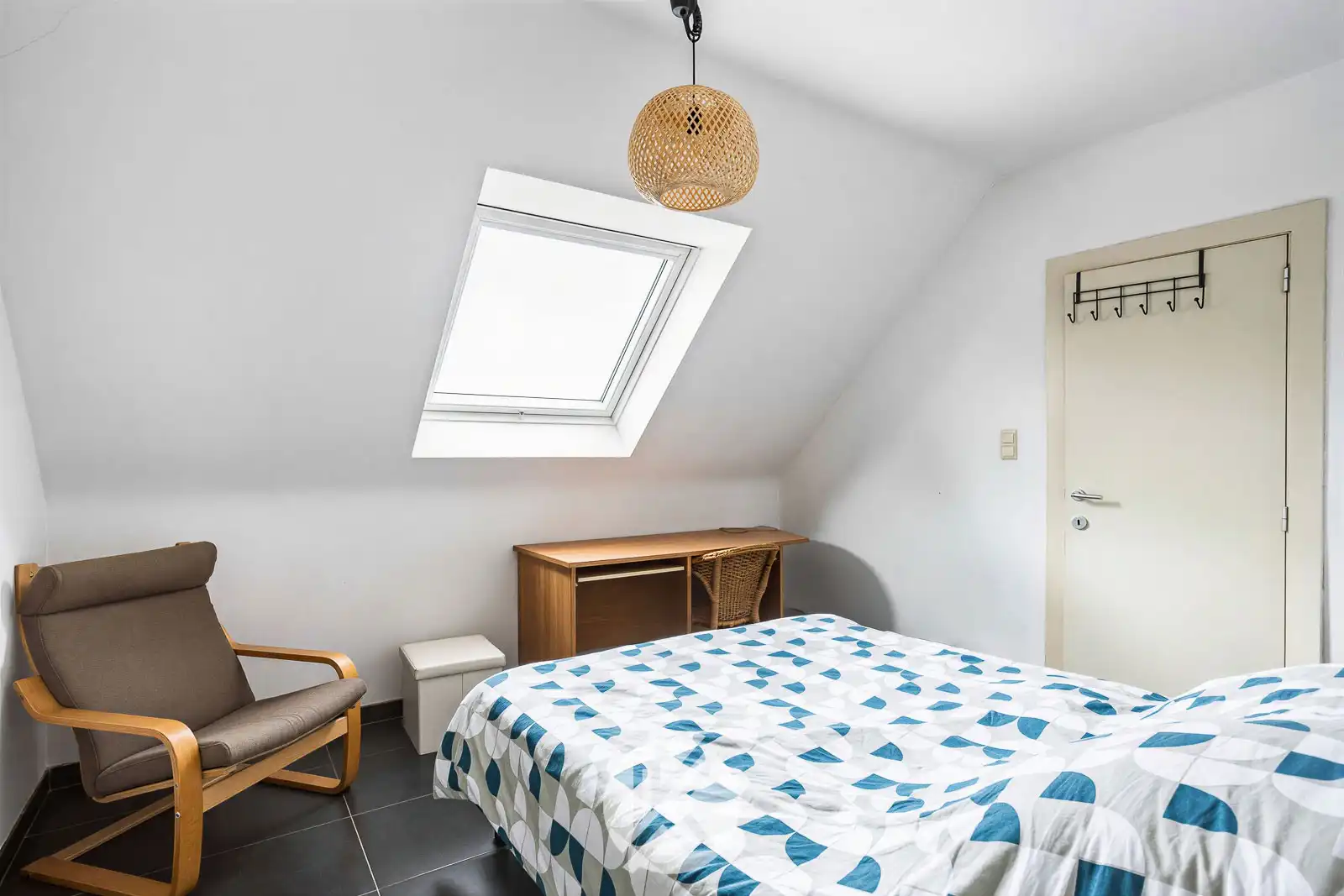 Moderne gezinswoning met aparte garage foto 15
