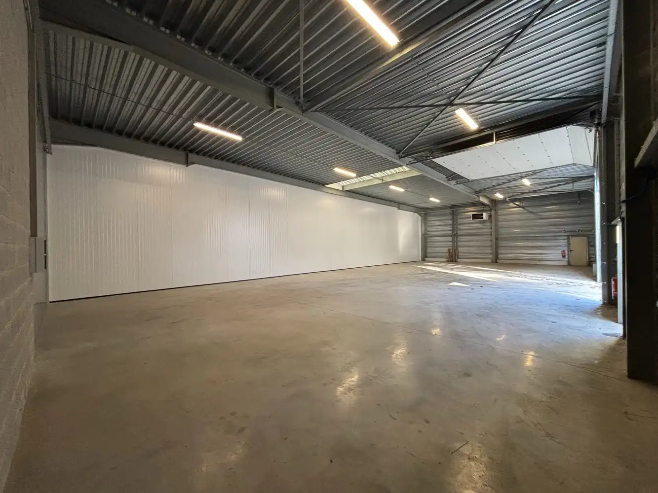 300m² opslagruimte met kantoor foto 2