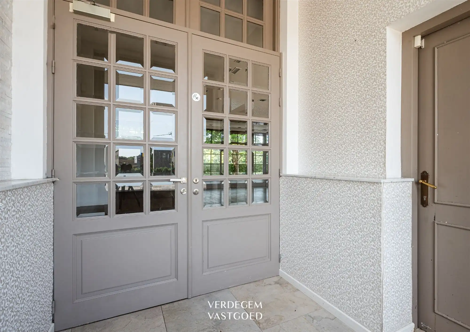 Uiterst commercieel gelegen handelspand met woonst voor horeca of kantoren foto 9