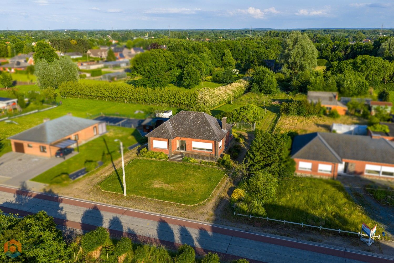 Charmante gezinswoning met 2 (mogelijks meer) slpkrs op een perceel van 4895 m². foto 2