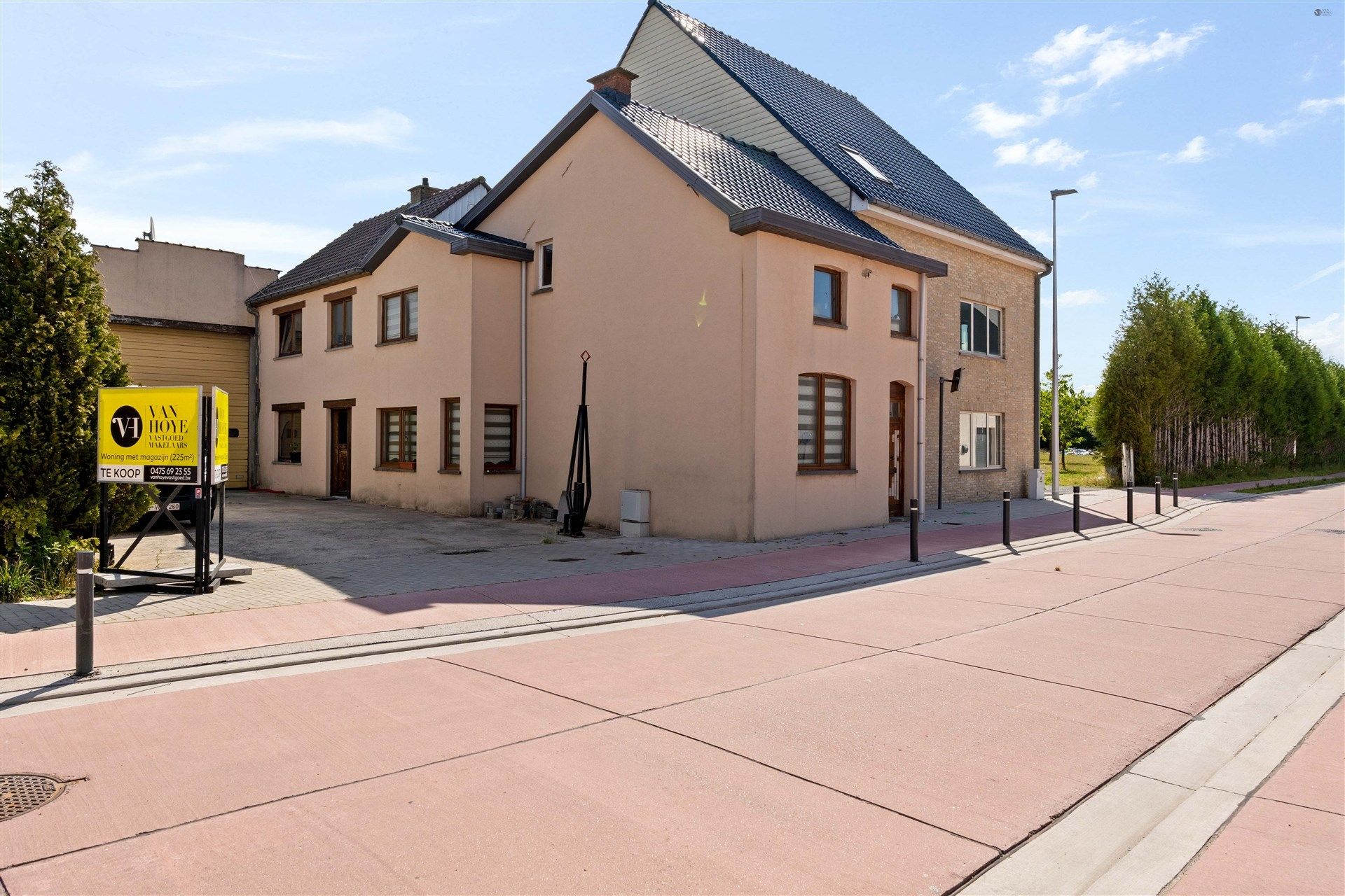 Ruime halfopen bebouwing met groot magazijn (225m²) foto {{pictureIndex}}