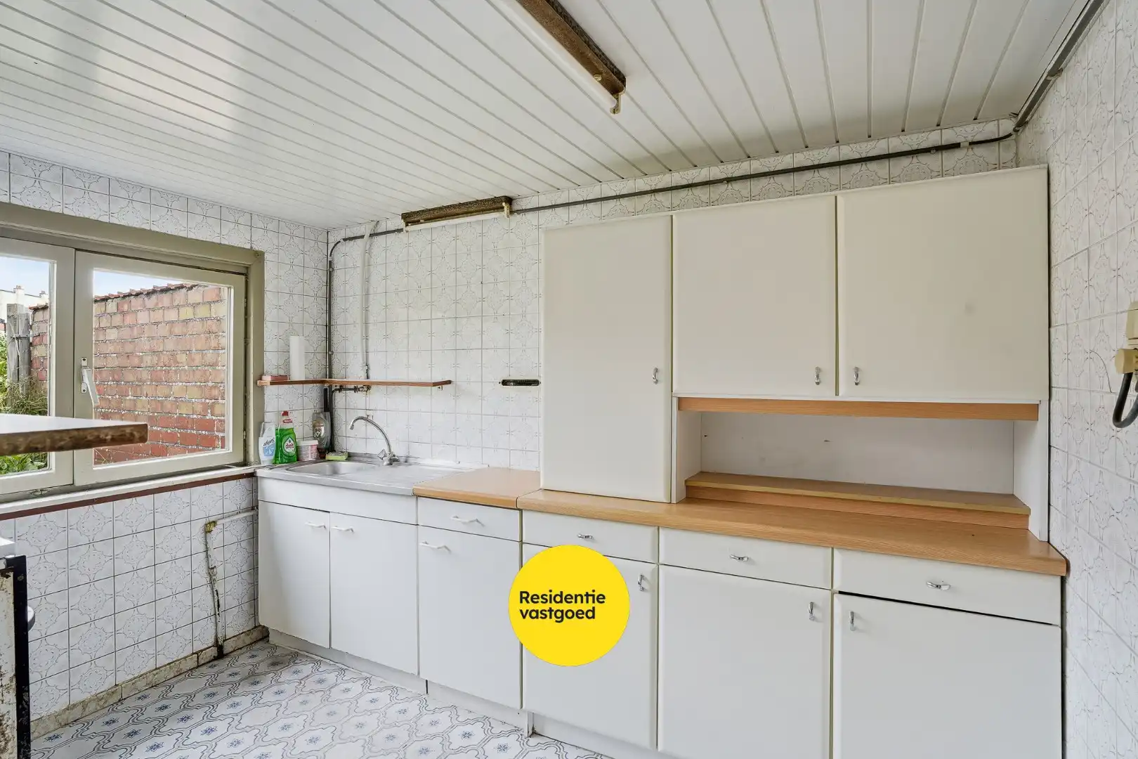 Te renoveren halfopen woning met tuin en oprit/garage foto 6