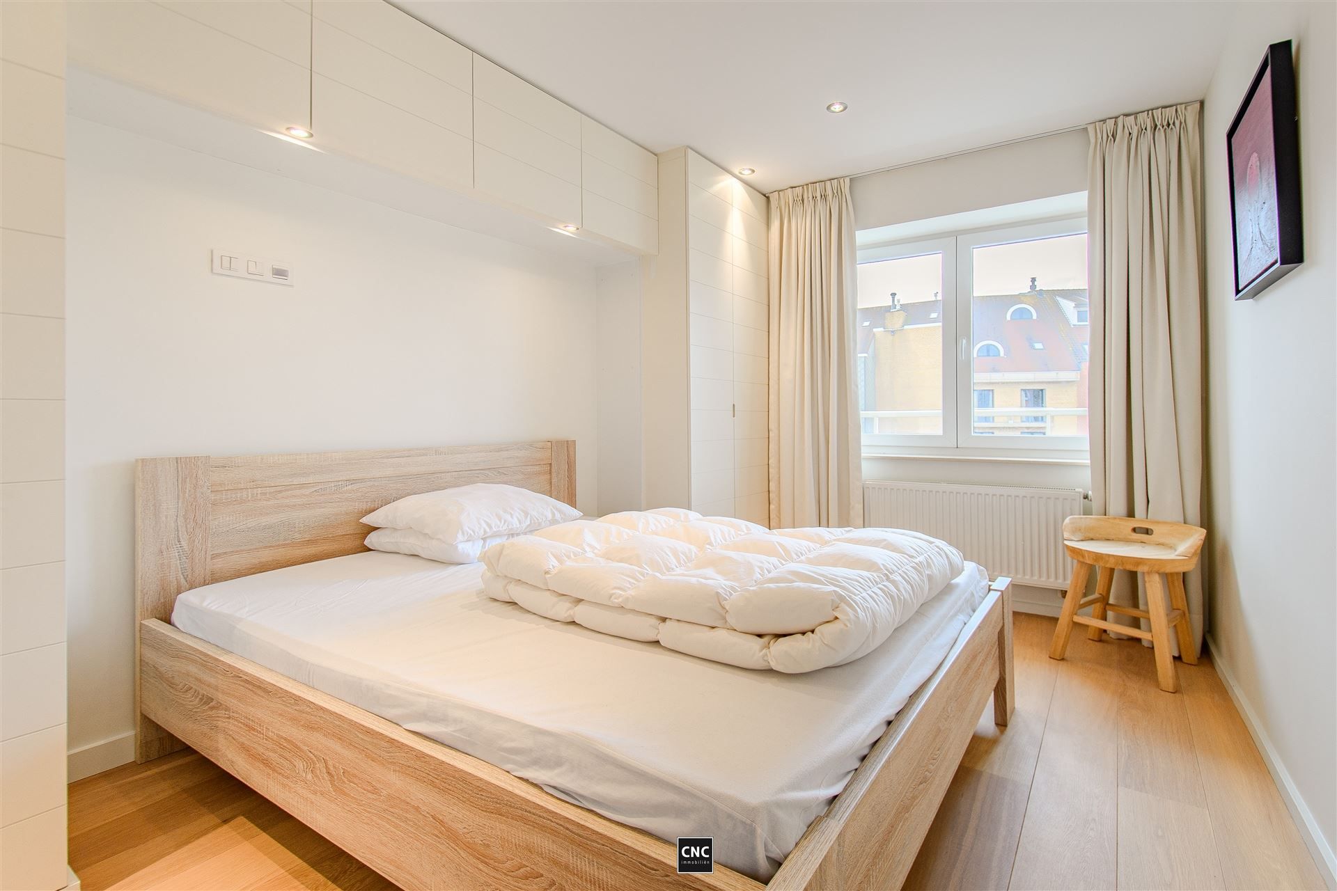 Ruim en lichtrijk appartement met zonnig terras op toplocatie in Knokke. Rustig gelegen in een karaktervolle residentie met prachtig open zicht op groen en de typische Zoute-villaatjes. foto 15