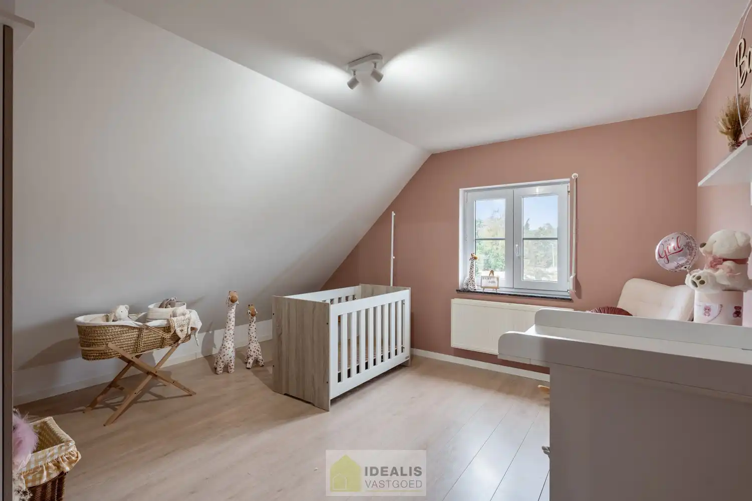 IDEALIS VASTGOED – ZEER RUIME EENGEZINSWONING MET EEN KNAPPE LEEFRUIMTE MET AANSLUITEND OPEN MODERNE KEUKEN, MOMENTEEL 3 SLAAPKAMERS MAAR MOGELIJKHEID TOT 4 SLAAPKAMERS, 2 BADKAMERS, ONDERKELDERD EN VOLLEDIG AANGELEGD MET EEN KNAPPE TUIN EN HEERLIJK OVERDEKT TERRAS OP EEN PERCEEL VAN 5A 63CA! Deze ruime gezinswoning omvat +- 215m² netto bewoonbare oppervlakte met een aangename woonkamer bestaande uit zit-en eetgedeelte, een open moderne keuken, 3 slaapkamers maar mogelijkheid tot 4 slaapkamers en 2 badkamers. Een unieke kans voor kandidaten op zoek naar een ééngezinswoning voorzien van alle faciliteiten en comfort op een fijne locatie in een residentiële wijk tussen de centra van Oudsbergen, Bocholt, Bree en Peer! De huidige eigenaars hebben de woning in 2023 grondig gerenoveerd en o.a. voorzien van vloerverwarming, een warmtepompboiler en 2 lucht-luchtsystemen om te koelen en warmen!! foto 26