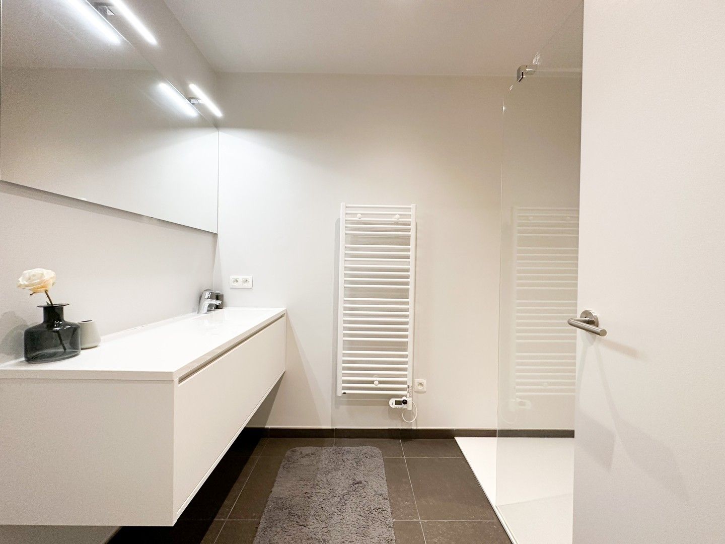 Stijlvol en lichtrijk hoekappartement in een prachtige parkomgeving foto 9